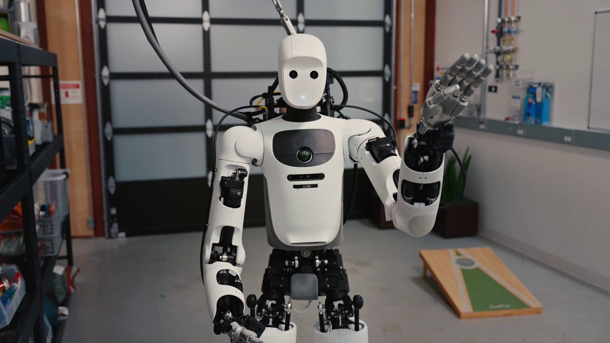 Physical robot throwing control through reasoning