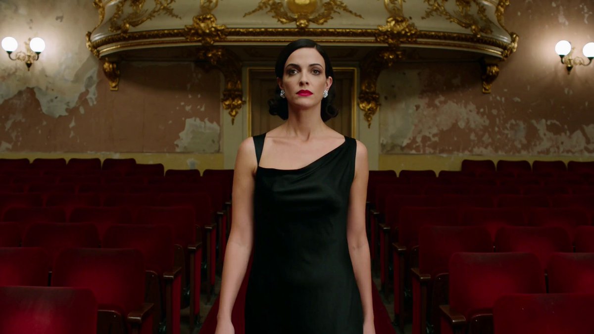 A performer commanding a reacting theater